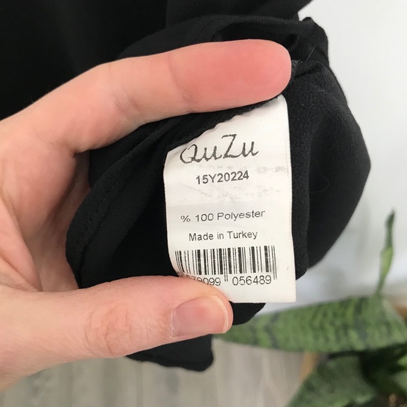 QUZU Black V-Neck Spaghetti Strap Tank Top - Picture 2 of 3